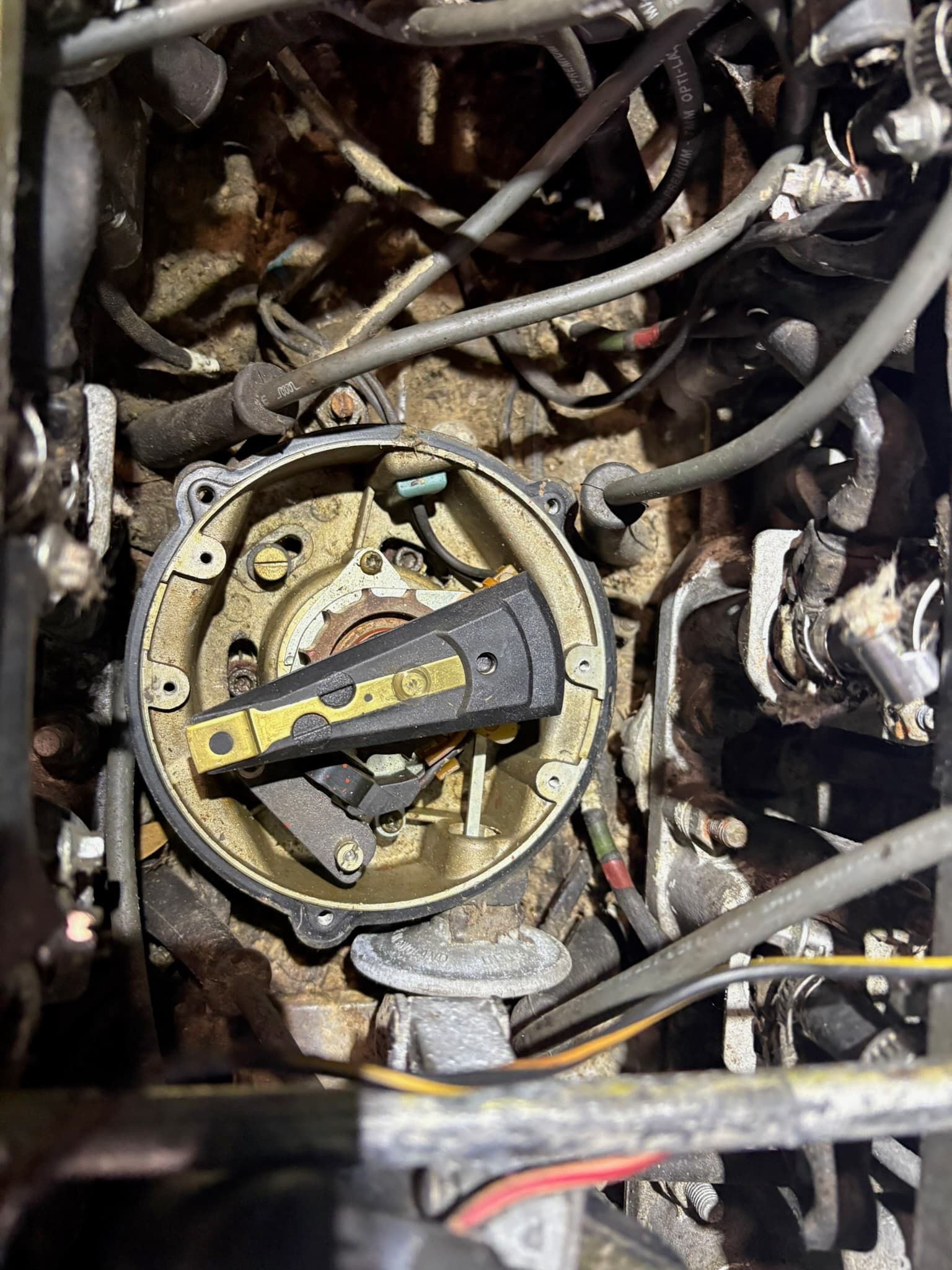 Distributor Vacuum advance not connected, needs cleaning .. but not too bad. New Cap and HT Leads next.