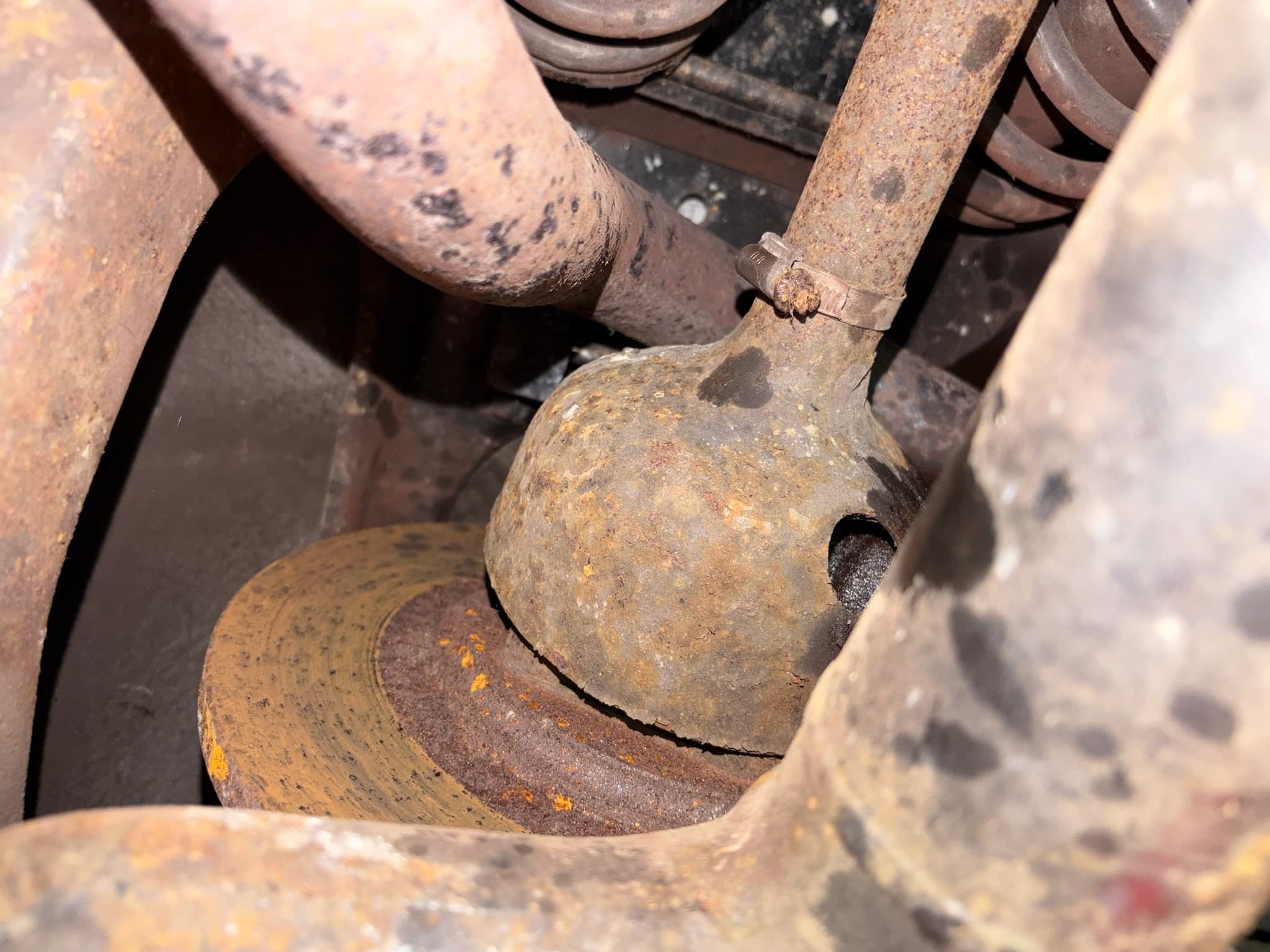 Rear brakes are seized - this is what we were dealing with underneath. Inboard brakes....