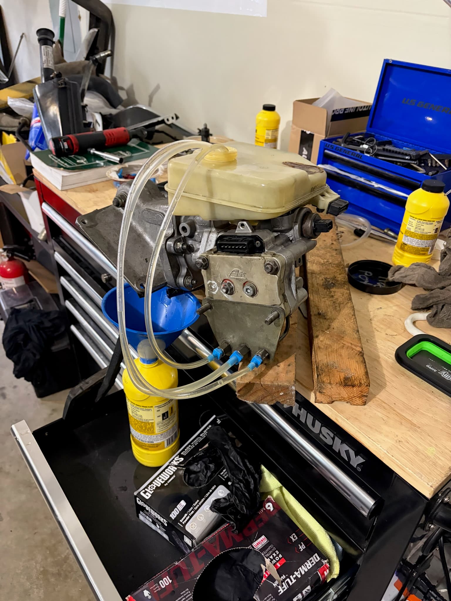 Bench bleeding the master cylinder and ABS module on the workbench. We re-fitted and tried to bleed rear brakes - still completely seized.