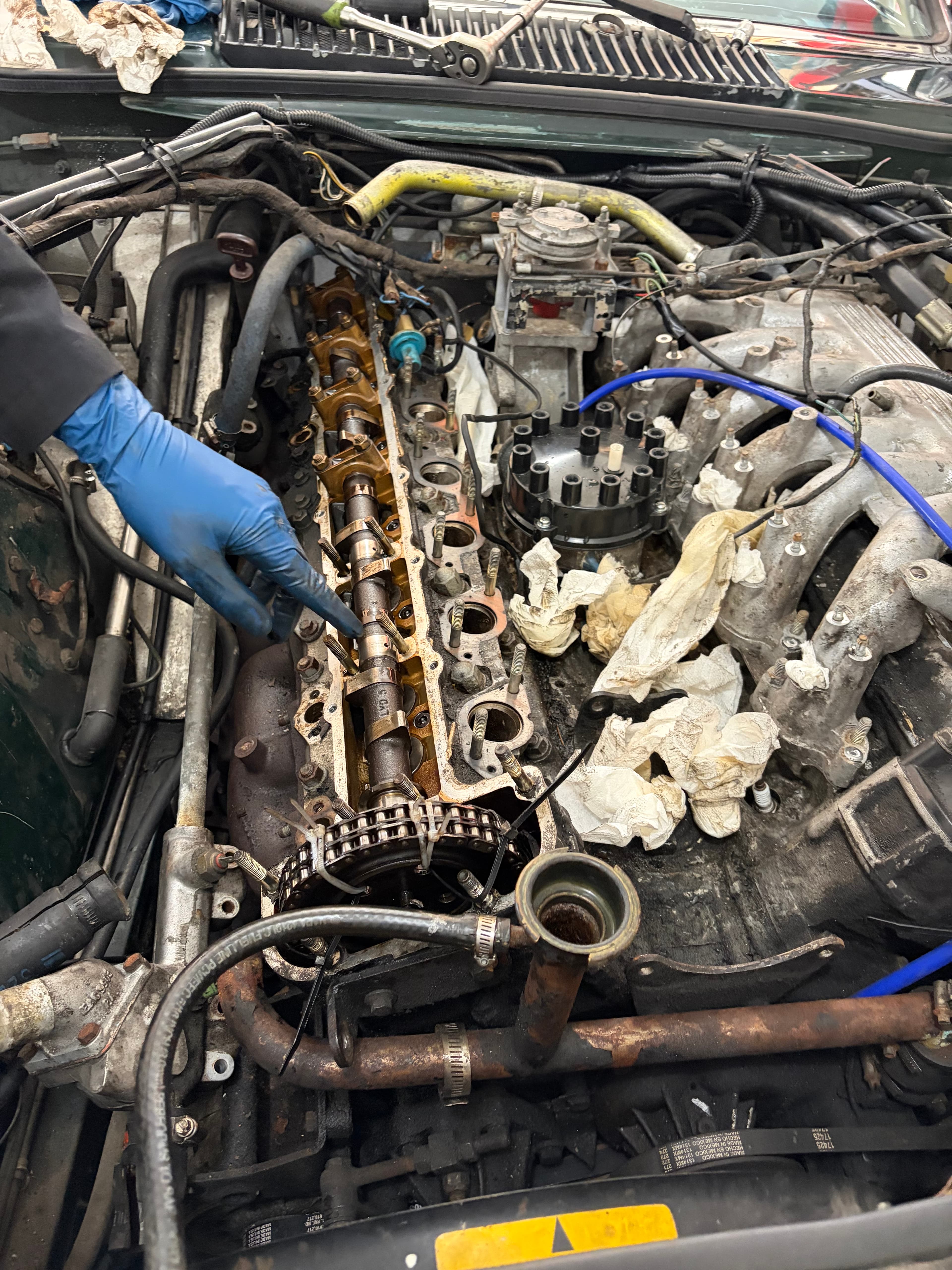 Valve cover off, cam shaft out, ready for big lift !